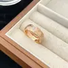 Anel Chanel V Dourado Coco Versão de Luxo Largo e Estreito Cravejado de Diamantes Anel de Casal em Ouro Rosa 18K com Alta Retenção de Cor
