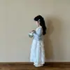 Conjunto de Dos Piezas para Niña Primavera y Otoño: Cárdigan Tejido con Adorno de Encaje Azul + Falda Larga de Encaje Blanco
