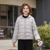 Jaqueta de Algodão com Penas de Inverno para Mãe, Estilo Curto Leve para Mulheres Baixas, Casaco Elegante para Mulheres de Meia-Idade e Idosas, Casaco de Algodão com Capuz Feminino