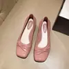 Novo Estilo de Primavera Sapatos Simples Quadrados para Vovó para Mulheres, Salto Grosso, Sola Macia Retrô, Salto Baixo, Boca Rasa, Temperamento Gentil, Sapatos de Salto Único Atacado
