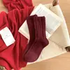 Meias de Lã Vermelhas para Mulheres, Engrossadas para Outono e Inverno, Meias Quentes de Cano Médio, Estilo Coreano Retrô, Meias Longas Tendência de Caxemira para Mulheres