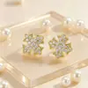 Pendientes de botón de cruz de lujo ligero europeo y americano con incrustaciones de diamantes completos para mujer, diseño de nicho de alta gama, adornos para la oreja con incrustaciones de pedrería, pendientes de temperamento para el día a día