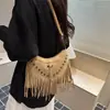 Bolso de mujer de gran capacidad, nuevo modelo de moda otoño 2026, bandolera retro con remaches texturizados y flecos