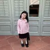 Otoño 2026 Nuevo Estilo Coreano Ropa Infantil Moda para Niñas Camisa de Manga Larga con Pegatinas de Dibujos Animados Blusa Falda Plisada