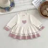Vestido de punto de algodón puro para bebé niña con jacquard de corazón en color de contraste, cuello redondo acanalado, mangas largas con volantes y estilo princesa.