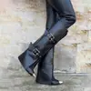 Botas Longas Femininas 2025 Estilo Novo Europeu e Americano para Comércio Exterior Bico Fino Salto Agulha Fivela de Metal Calce Fácil Tamanho Grande