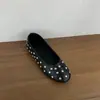 Sapatos femininos de sola reta com tachas de nicho, novos para primavera e outono de 2026, com sola macia, slip-on, sapatos pretos franceses para o dia a dia