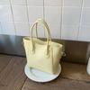 Bolsa Satchel da Moda com Design de Nicho Coreano para Mulheres 2025 Novo Estilo de Verão Bolsa de Ombro Tipo Balde Simples e Versátil