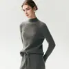 Novo suéter de malha de cashmere com crochê vazado de gola semi-alta para mulheres, apresentando um design canelado e um visual estiloso