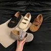 Zapatos de vestir individuales frescos y naturales estilo bosque, una tendencia candente de 2024 en calzado casual para mujer, que ofrece una sensación limpia y aireada