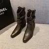 Botas curtas de bico fino estilo celebridade da internet femininas 2026 Outono novo botas de cowboy ocidentais retrô salto grosso botas Martin