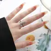 Anel Aberto com Design de Nicho Interessante Feito de Aço Inoxidável, Anel para Dedo Indicador com um Toque de Luxo Leve, Moderno e Fashion, Acessório Versátil Estilo Coreano
