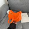 Moda casual de comércio exterior com pompom de pelo Bolsa feminina 2023 nova retrô bolsa mensageiro elegante moda ombro estilo ocidental pequena bolsa quadrada