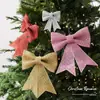 Nuevo colgante de lazo de plástico con purpurina de Navidad para crear una atmósfera festiva, adecuado para escaparates de casas y decoraciones de árboles de Navidad