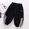 Calça Masculina Primavera e Outono 2026 Novo Estilo Cool e Estilosa Calça Reta para Meninos Casual Estilo Coreano Calça Esportiva de Outono Infantil