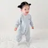 La ropa para recién nacidos es suave, amigable con la piel y proporciona calor y protección para la pancita del bebé.. Este mameluco de bebé grueso, cálido y de frente abierto es perfecto para mantener a tu pequeño abrigado.
