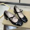 Elegantes y versátiles zapatos Mary Jane plateados con tacón grueso, una opción popular entre los influencers, perfectos para primavera y otoño, cómodos de llevar y con un hermoso diseño de tacón medio.