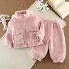 Conjunto casual de pelúcia infantil: top com zíper e gola alta combinado com calça pantalona, grosso e quente, perfeito para manter as crianças aquecidas no tempo frio