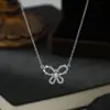Cadena Elegante para Clavícula con Baño de Oro Real e Incrustaciones de Circonita para Mujer, Collar de Perlas Francesas Vintage de Alta Gama, Gargantilla Versátil de Mariposa