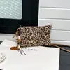 Verão 2026 Nova Moda Alto Valor Estampa de Leopardo com Pingente Design de Nicho Estiloso Versátil Bolsa Pequena de Ombro Cruzado