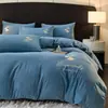 Conjunto de luxo de inverno bordado em veludo cristal com quatro peças, capa de edredom de veludo de leite dupla face, conjunto de três peças de lã coral para dormitórios estudantis