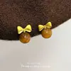 Sistema de color Maillard retro nicho minimalista de alta gama aretes de mariposa para otoño e invierno versátiles simples para el día a día