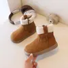 Sapatos de algodão infantis com forro de fleece, espessados, novo estilo inverno 2026, botas de neve quentes para meninas, botas de algodão slip-on, botas resistentes ao frio para o Nordeste da China
