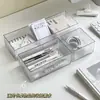 El cajón está equipado con una caja de almacenamiento de cosméticos incorporada, un separador de PP transparente para el tocador y un estante de almacenamiento para productos de cuidado de la piel.