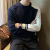 Suéter Masculino Casual Tricotado com Blocos de Cor Estilo Americano da Marca Trendy para Outono e Inverno com Cores Contrastantes e Gola Redonda Versátil