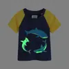 Verão 2026 Nova Camiseta Infantil Padrão Tubarão Luminoso Nova Blusa de Manga Curta para Meninos Atacado