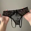 Calcinha de renda francesa vazada em formato de triângulo, um estilo puro e sensual, projetada para mulheres jovens, disponível em tamanhos grandes e com design de entrepernas aberta.