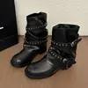 Botas pretas de tornozelo para mulheres, salto grosso, novo estilo 2026, design retrô com rebites, fivela de cinto, plissado, plataforma e estilo de bota de equitação