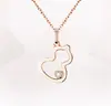 Collar de Calabaza de Gama Alta Chapado en Oro Rosa de 18 Quilates con Colgante de Ágata Roja Natural y Nácar Blanco, Doble Calabaza Incrustada con Diamantes