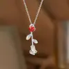 Colar de Aço Titânio Dongguan para Mulheres com Pingente em Forma de Coração com Diamante Rosa Microincrustado, Corrente para Clavícula Versátil e da Moda, Banhado a Ouro 18K