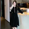 Vestido Retro Francês de Veludo Dourado Feminino Outono 2026 Novo Emagrecedor Elegante Manga Longa Estilo Hepburn Saia Evasê