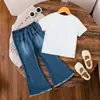 [Estilo Novo Verão 2026] Conjunto Feminino Manga Curta: Camiseta com Estampa de Laço + Calça Flare de Imitação Jeans
