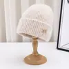 Gorro de Tricô Fashionável para Mulheres e Homens, Adequado para Outono e Inverno, com Proteção para as Orelhas e Características Quentes
