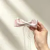 Grampo de garra com laço de cetim de bolinhas peça única para revenda para mulheres, grampo de tubarão de fita suave para penteados na nuca, acessório de cabelo