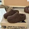 Pantuflas versátiles de punta redonda que aumentan la altura, perfectas para estar de pie durante largos períodos, pero evita los diseños de punta baja que pueden arrastrarse por tus pies.. Sandalias de mujer 2026, cómodas, de suela blanda, estilo slip-on moderno, una opción popular para combinar con vestidos