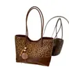 Bolso de mano retro texturizado mate de gamuza, nuevo, elegante y moderno, un bolso de hombro de nicho para el trabajo