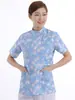 Uniforme de enfermera floral de verano con manga corta, cuello mao y cierre parcial de botones.. Ropa de trabajo para enfermería médica, uniforme del personal del hospital