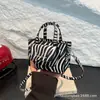 Bolsa Quadrada Pequena Estampada de Leopardo Personalizada Transfronteiriça para Mulheres 2026 Nova Bolsa Transversal Casual Moderna e Estilosa Bolsa de Ombro Transfronteiriça