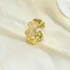 Anillo de Trébol de Cuatro Hojas con Incrustaciones de Zirconia de Cobre Transfronterizo Europeo y Americano para Mujer, Lujo Ligero, Sensación de Alta Gama, Anillo de Flor Ajustable de Nicho Abierto