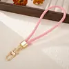 Encanto de Teléfono de Cuerda de Cuero Tejida a Mano de Moda, Correa de Muñeca para Teléfono Simple y Versátil Anti-Pérdida, Pequeño Regalo