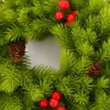 Corona artificial de pino de cabeza plana con follaje denso, bayas rojas artificiales tridimensionales y piñas, esquema de color navideño fresco clásico para fiestas