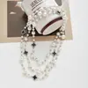 Colección Larga de Collares Superpuestos de Perlas Swarovski para Mujer, Estilo Lujo Ligero, Cadena Versátil para Suéter con un Toque de Alta Gama, Venta al por Mayor Otoño e Invierno