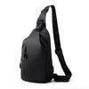 Bolsa de Peito Masculina de Marca da Moda com Entrada USB Nylon Impermeável Multifuncional para Celular Bolsa Transversal Masculina Bolsa de Ombro