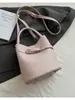 Bolso de Mano de Nicho de Alta Gama Transfronterizo para Mujer Modelo Nuevo 2026 Bolso Sencillo tipo Cubo Bolso Versátil para el Trabajo Hombro Cruzado