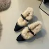 Zapatos peludos de punta estilo coreano de moda, mules cálidos retro de tacón bajo con correa de hebilla poco profunda para mujer Otoño e Invierno 2026