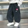 Calças de menino, coleção primavera e outono, novo estilo 2026, calças xadrez versáteis casuais com forro de fleece para crianças, calças esportivas de menino